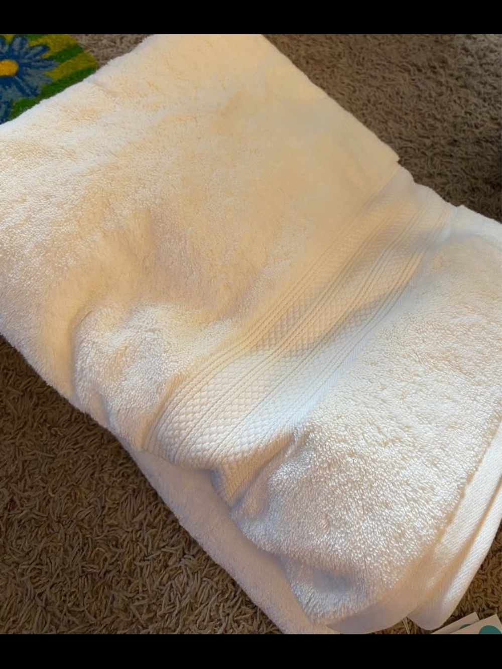 2 Kohl's Luxury Collection Cream Bath Towels
